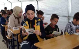 Depremde Enkaz Altındaki Vatandaşlara Umut Olan Sağlıkçı